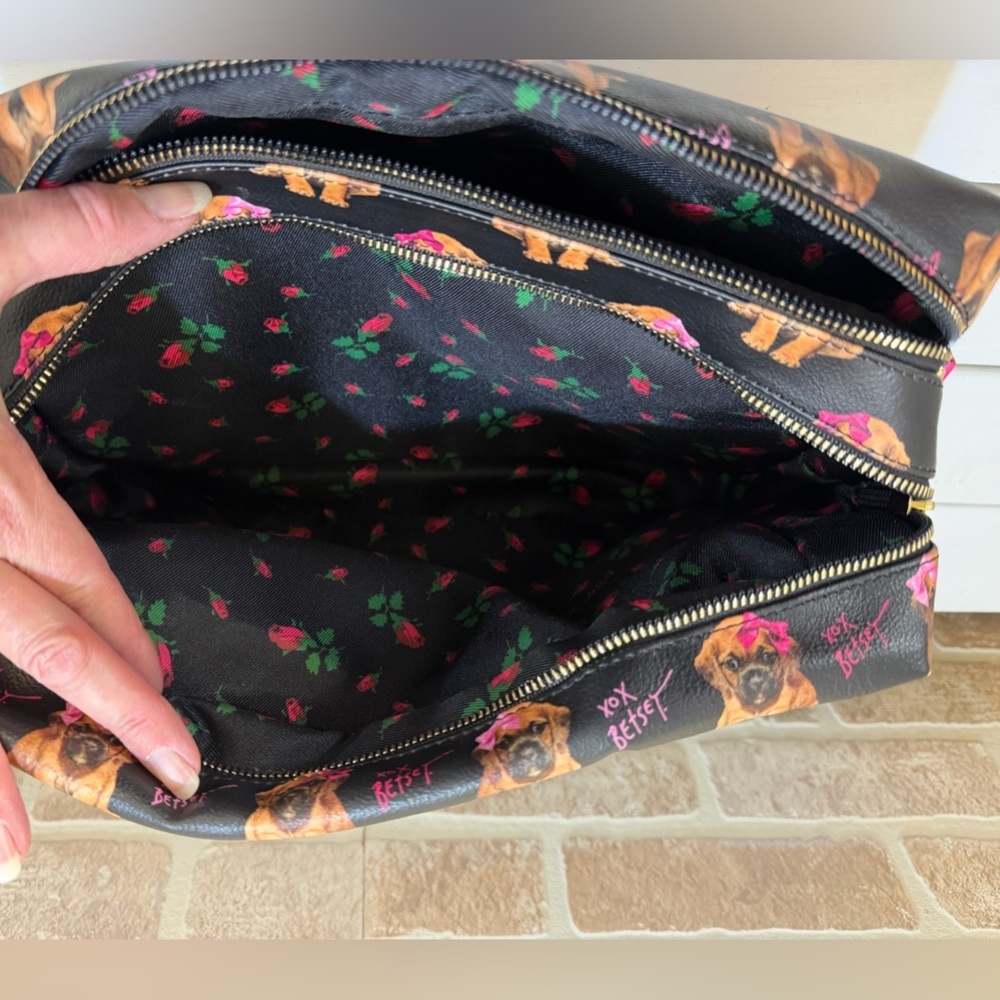 Betsey Johnson Large Weekender Cosmetic Makeup Travel Toiletry Bag Dog Print - Picture 6 of 6